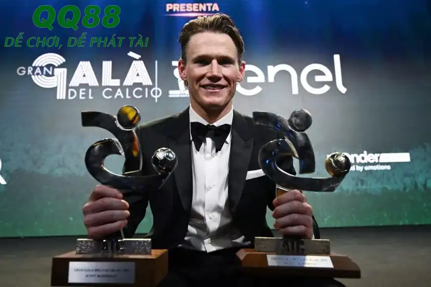 McTominay giành giải cầu thủ xuất sắc nhất Serie A (Ảnh: Football Italia). McTominay giành giải cầu thủ xuất sắc nhất Serie A (Ảnh: Football Italia).